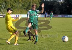 FC Gerolfing - SpVgg Feldmoching - Steffen Schneider gefährlich vor dem Tor. links Torwart Thomas Brunner