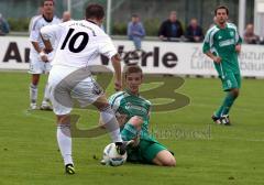 FC Gerolfing - TuS Geretsried - mitte Helmut Stefanovici will zum Ball.