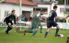 SV Manching - FC Gerolfing 3:1 - links Tobias Hofmeister kommt vor das Tor und erzielt die Führung 2:1, Torwart Rene Übler und Patrick Müller chancenlos