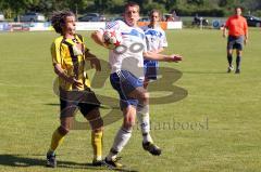 TSV Lichtenau gegen TSV Reichertshausen - Greuner Erwin von Lichtenau kommt einen Schritt zu spät-Foto: Jürgen Meyer