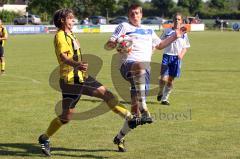 TSV Lichtenau gegen TSV Reichertshausen - Greuner Erwin von Lichtenau kommt einen Schritt zu spät-Foto: Jürgen Meyer