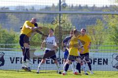 Kopfball im Strafraum der Friedrichshofner
Foto: Norbert Scheitler