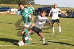 Bezirksliga - VfB Friedrichshofen - VfB Eichstätt II - Bastian Blabl (Friedrichshofen) wird von hinten links von Viktor Stoll gestört