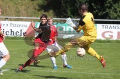 Bezirksliga - TSV Kösching - ASV Dachau - Spielertrainer Roland Baumgärtner erzielt das 1:0, Torwart Marco Weimer chancenlos durch die Beine