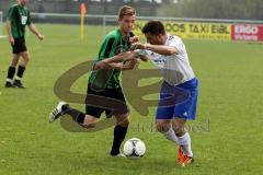 Bzl - SV Karlshuld - FC Eiting - Stegmeir Sebastian (grün Karlshuld) im Zweikampf mit Stiller Michael (weiß FC Eiting) - Foto: Jürgen Meyer