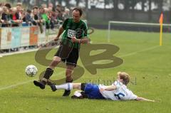 Bzl - SV Karlshuld - FC Eiting - Naeder Christopher (grün Karlshuld) einen Schritt schneller als Neudecker Wolfgang (weiß FC Eiting) - Foto: Jürgen Meyer