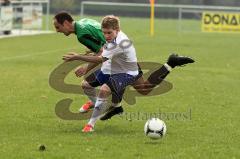 Bzl - SV Karlshuld - FC Eiting - Naeder Christopher (grün Karlshuld) nur mit einem Foul zu bremsen - Foto: Jürgen Meyer