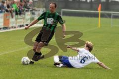 Bzl - SV Karlshuld - FC Eiting - Naeder Christopher (grün Karlshuld) einen Schritt schneller als Neudecker Wolfgang (weiß FC Eiting) - Foto: Jürgen Meyer