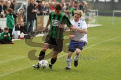 Bzl - SV Karlshuld - FC Eiting - Stegmeier Sebastian (grün Karlshuld) setzt sich im Zweikampf durch - Foto: Jürgen Meyer