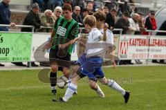 Bzl - SV Karlshuld - FC Eiting - Stegmeier Sebastian (grün Karlshuld) setzt sich im Zweikampf durch - Foto: Jürgen Meyer