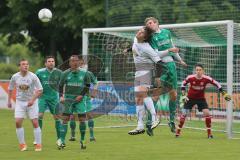 Landesliga Südwest - FC Gerolfing - SpVgg Kaufbeuren 1:2 - Stürmer Steffen Schneider klärt hier per Kopfball, hinten Torwart Christopher Haas auf der Lauer