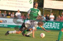 Landesliga - FC Gerolfing - SV Manching  1:1 - Stürmerduell, am Boden Steffen Schneider und hinter Tobias Hofmeister (SV)