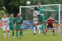 Landesliga Südwest - FC Gerolfing - SpVgg Kaufbeuren 1:2 - Stürmer Steffen Schneider klärt hier per Kopfball, hinten Torwart Christopher Haas auf der Lauer