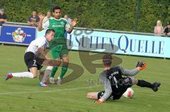 Landesliga - FC Gerolfing - SV Manching  1:1 - Daniel Schachtner links Zug zum Tor, Torwart Andreas Busch (SV) kann klären. Rechts Azad El-Mahmod