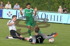 Landesliga - FC Gerolfing - SV Manching  1:1 - Daniel Schachtner links Zug zum Tor, Torwart Andreas Busch (SV) kann klären. Rechts Azad El-Mahmod