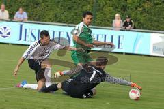 Landesliga - FC Gerolfing - SV Manching  1:1 - Daniel Schachtner links Zug zum Tor, Torwart Andreas Busch (SV) kann klären. Rechts Azad El-Mahmod