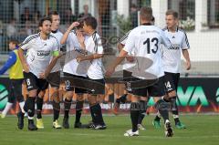 Landesliga - FC Gerolfing - TSV Bobingen - Siegtreffer Tor durch Elfmeter links Marco Bertic 8 jubelt mit dem Team