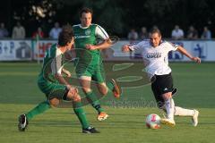 Landesliga - FC Gerolfing - SV Manching  1:1 - links Maria Chiaradia im Vorwärtsgang und links Oguz Cenker (SV)