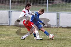 Fußball - TSV Etting - SV Buxheim - Baummann-Vasek F. (blau TSV Etting) einen Schritt schneller und Flankt  - Foto: Juergen Meyer