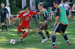 Fordin Gholami setzt sich gegen zwei Gegner durch. Aufgenommen beim Spiel Türkisch SV Ingolstadt gegen SV Denkendorf am 12.08.2012.