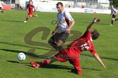 Hollermeier Christian (rot) verliert Zweikampf - Foto: Jürgen Meyer