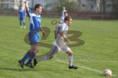 Kreisliga 1 TSV Ober/Unterhaunstadt - DJK Ingolstadt - Kobold Maximilian (weiß Oberhaunstadt) einen Schritt schneller - Foto: Jürgen Meyer