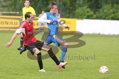 Kreisliga - TSV Oberhaunstadt - Türkisch SV Ingolstadt - rechts Maximilian Kopold wird im Angriff von Aydin Deniz gestoppt