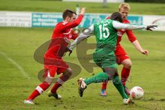 Landesliga SV Manching - TSG Thannhausen  - Hogmeni Wohayo (grün Manching) lässt zwei Gegenspieler aussteigen - Foto: Jürgen Meyer
