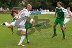 Landesliga - SV Manching - TSV Landsberg - Mehmet Özler wird von den Beinen geholt, rechts Tobias Hofmeister