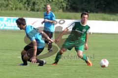 Landesliga SW - SV Manching - FC Königsbrunn - rechts Matthias Lang kommt nicht an der Abwehr vorbei