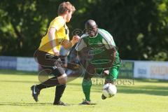 Landesliga Südwest - SV Manching - TSV Ottobeuren - rechts Stive Hogmeni im Vorwärtsgang