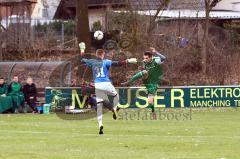 Landesliga Sdwest - SV Manching - SV Mering - Fabian Burchard versucht einen Heber gegen Adrian Wolf. Foto: Adalbert Michalik