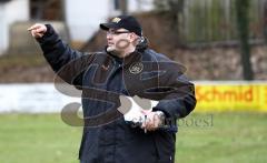 Lautstarke Anweisungen vom Manchinger Trainer Uwe Neunsinger. Foto: Adalbert Michalik