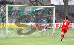 Landesliga Sdwest - SV Manching - SV Mering - Antonino Giordano verwandelt einen Freistoss direkt. Torwart Adrian Wolf und Bajram Gocevic haben das Nachsehen. Foto: Adalbert Michalik