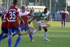 Testspiel - Greuther Fürth - Unterhaching - rechts Kingsley Onuegbu kämpft sich gegen Stefan Haas zum Ball