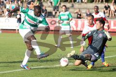 Testspiel - Greuther Fürth - Unterhaching - Gerald Asamoah im Zweikampf mit dem Torwart Korbinian Müller. nach Abpraller trifft Asamoah zum 1:0