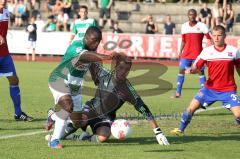 Testspiel - Greuther Fürth - Unterhaching - Gerald Asamoah im Zweikampf mit dem Torwart Korbinian Müller. nach Abpraller trifft Asamoah zum 1:0