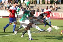 Testspiel - Greuther Fürth - Unterhaching - Gerald Asamoah im Zweikampf mit dem Torwart Korbinian Müller. nach Abpraller trifft Asamoah zum 1:0