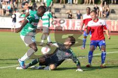 Testspiel - Greuther Fürth - Unterhaching - Gerald Asamoah im Zweikampf mit dem Torwart Korbinian Müller. nach Abpraller trifft Asamoah zum 1:0