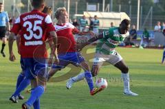 Testspiel - Greuther Fürth - Unterhaching - rechts Kingsley Onuegbu kämpft sich gegen Stefan Haas zum Ball