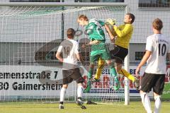 Verbandspokal - FC Gerolfing - BC Aichach - Luftkampf -Florian Ihring mit Torwart Michael lutz