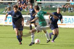 Toto-Pokal - SV Manching - VfB Eichstätt - 1:0 - links Tobias Hofmeister im Vorwärtsgang, Julian Scholl (VfB) will stoppen