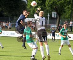 Toto-Pokal - SV Manching - VfB Eichstätt - 1:0 - Eckball Manching, Eichstätts Torwart Fabian Diez kann den Ball vor Fabian Burchard wegboxen