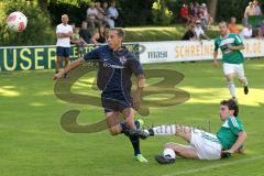 Toto-Pokal - SV Manching - VfB Eichstätt - 1:0 - Zweikampf, links Rene Titan (Manching) kommt an Julian Scholl (VfB) vorbei