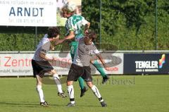 Verbandspokal - FC Gerolfing - BC Aichach - Steffen Schneider wird von der Aichacher Abwehr abgeschirmt