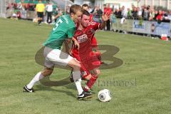 Bezirksliga - SV Karlshuld - TSV Jetzendorf - links (TSV) Simon Oberhauser versucht rechts Dennis Auerhammer (SV) zu stören