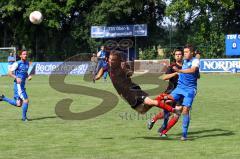 Kreisliga - TSV Oberhaunstadt - FSV Pfaffenhofen - Andreas Edelmann köpft den Ball vor Marco Newald weg. Markus Spiegl (hinten) sichert ab. Foto: Adalbert Michalik