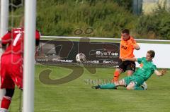 VFB Friedrichshofen - VFB Eichstätt II - Özler Mehmet (orange Friedr.hofen) wird fair vom Ball getrennt - Foto: Jürgen Meyer