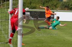 VFB Friedrichshofen - VFB Eichstätt II - Özler Mehmet (orange Friedr.hofen) wird fair vom Ball getrennt - Foto: Jürgen Meyer