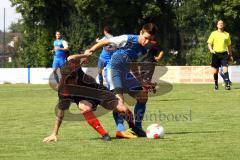 Kreisliga - TSV Oberhaunstadt - FSV Pfaffenhofen - Patrick Krieschey (blau) bedrängt Heiko Juhra (schwarz). Foto: Adalbert Michalik